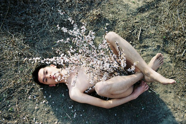 Τα ωμά, περίεργα, ονειρικά γυμνά έργα του Ρεν Χανγκ