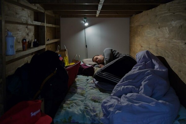13 σοκαριστικές εικόνες από άτομα που ζουν στα πιο μικροσκοπικά δωμάτια