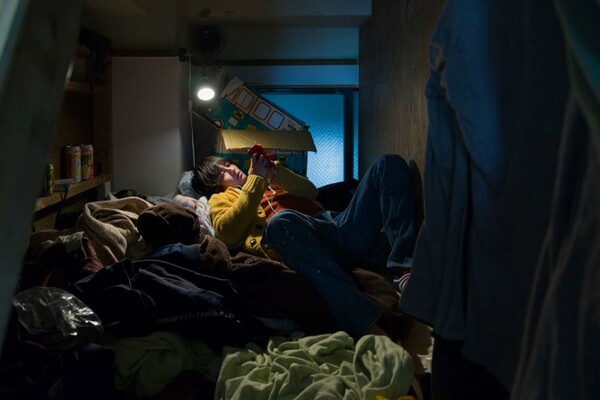 13 σοκαριστικές εικόνες από άτομα που ζουν στα πιο μικροσκοπικά δωμάτια
