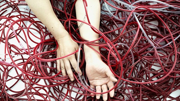 Οι αράχνες της μνήμης: Μέσα στον μνημονικό κόσμο της Chiharu Shiota 