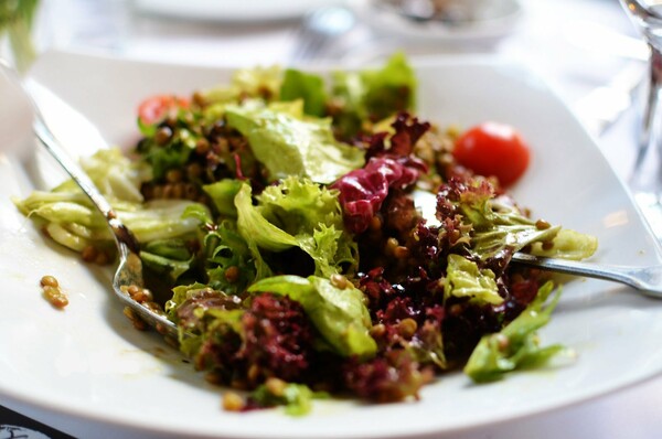 Οκτώ συνταγές για δροσερές σαλάτες από τους σεφ 8 αθηναϊκών café και εστιατορίων. 