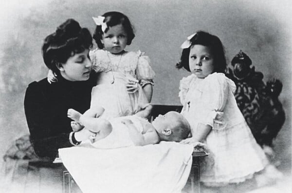 Tο 1941 βάζει τέλος στη ζωή της η σπουδαία συγγραφέας, Πηνελόπη Δέλτα