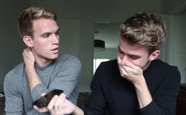 To συγκινητικό βίντεο με τα δίδυμα αδέρφια που εξομολογούνται στον πατέρα τους πως είναι gay