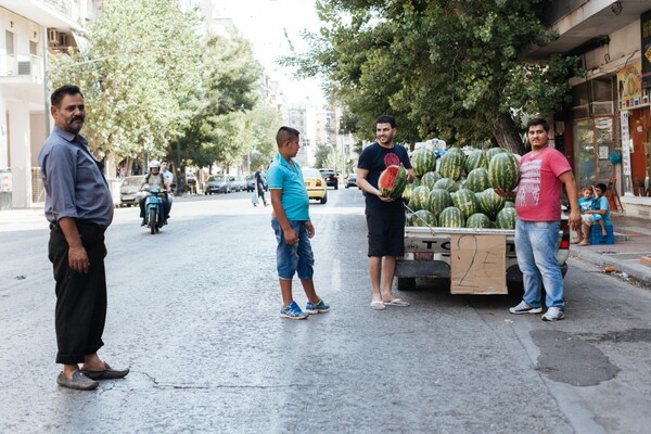 Συνομιλώντας με έναν πλανόδιο πωλητή καρπουζιών