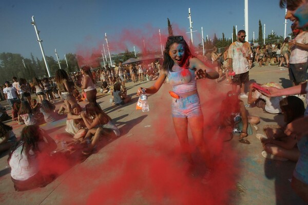 28 φωτογραφίες απ' την αθηναϊκή Ημέρα των Χρωμάτων