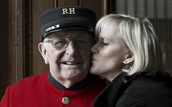 Το διάσημο φιλί του Β' Παγκοσμίου Πολέμου αναβιώνει για τα 70 χρόνια από τη λήξη του
