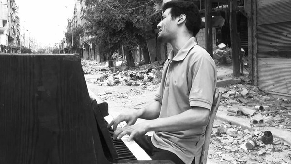 Ayham al-Ahmed, ο παλαιστίνιος πιανίστας με το κινητό πιάνο