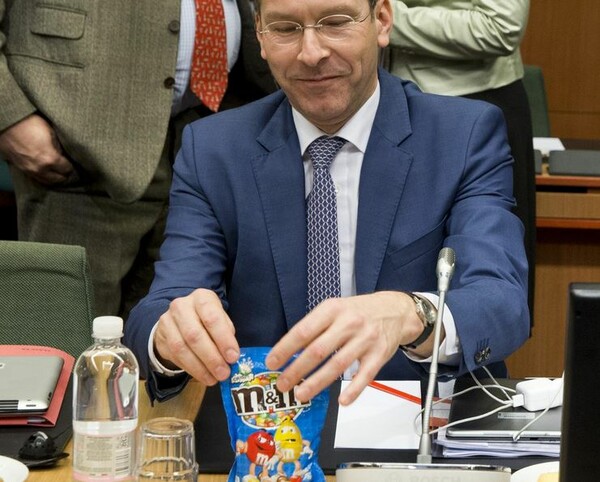 Ο Ντάισελμπλουμ τρώει M&M's στο Eurogroup