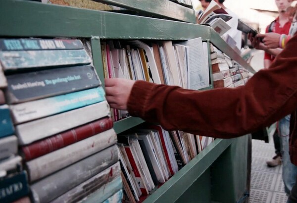 Ένα τανκ μετατρέπεται σε κινητή βιβλιοθήκη, και καταλαμβάνει τους δρόμους της Αργεντινής