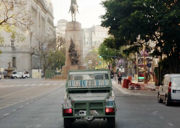  Ένα τανκ μετατρέπεται σε κινητή βιβλιοθήκη, και καταλαμβάνει τους δρόμους της Αργεντινής