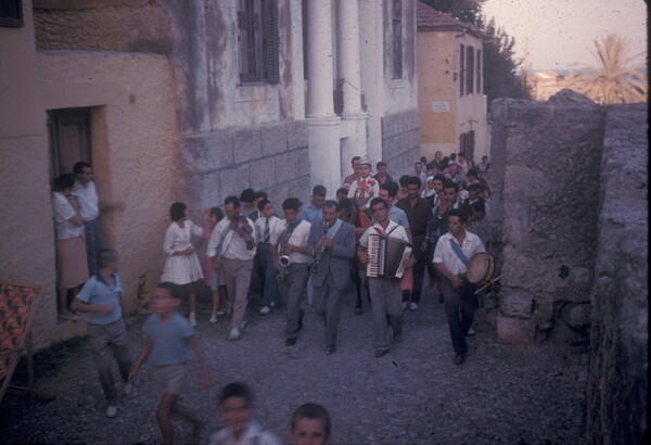 100 πολύτιμες και συγκινητικές φωτογραφίες από μια ανέμελη εκδρομή στην Ελλάδα του 1961