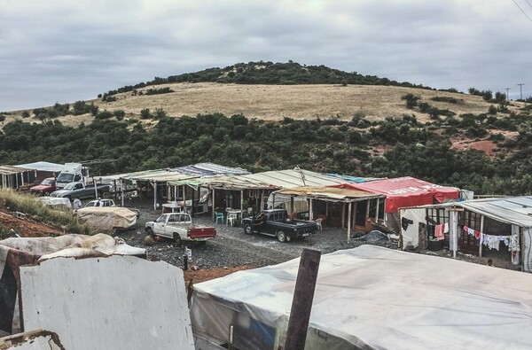 Ο απομονωμένος καταυλισμός των Ρομά στο κέντρο της Ελλάδας