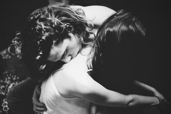 Μια 25χρονη Γαλλίδα φωτογραφίζει την αγάπη στις αγκαλιές των εραστών
