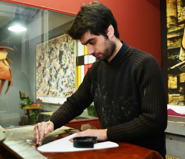 Η χαμένη τέχνη της χειροποίητης υποδηματοποιίας από έναν 30χρονο Θεσσαλονικιό