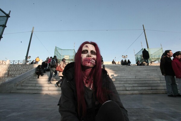 Δεκάδες ζόμπι Αθηναίοι σπέρνουν τον τρόμο διασκεδάζοντας στο κέντρο της πόλης