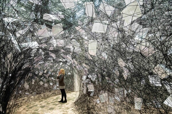 Οι αράχνες της μνήμης: Μέσα στον μνημονικό κόσμο της Chiharu Shiota 