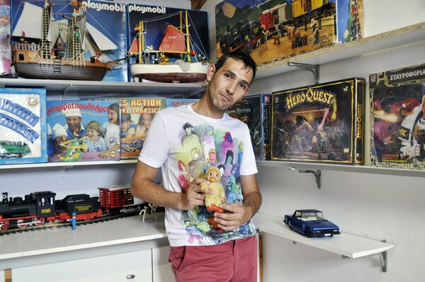 Αυτοκόλλητα Panini, το ψαράδικο της Playmobil, επιτραπέζιο Hero Quest: Ο Γιώργος και η συλλογή του με σπάνια ελληνικά παιχνίδια