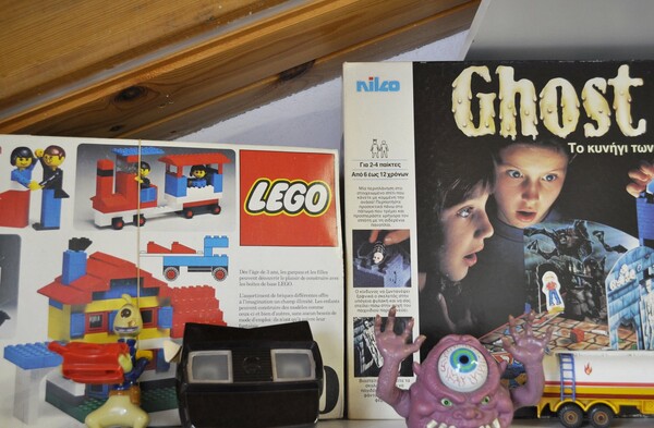 Αυτοκόλλητα Panini, το ψαράδικο της Playmobil, επιτραπέζιο Hero Quest: Ο Γιώργος και η συλλογή του με σπάνια ελληνικά παιχνίδια