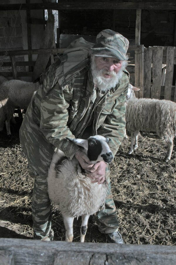 Ζώντας σε μια καλύβα με τη μάνα του και 30 πρόβατα
