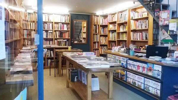 Ένα μικρό βιβλιοπωλείο-σύμβολο της Νέας Σμύρνης που επιζεί με γνώση και πάθος δίπλα στα μεγαθήρια