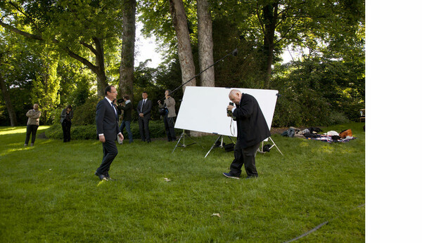 Το επίσημο πορτρέτο του γάλλου Προέδρου από τον φωτογράφο Raymond Depardon.