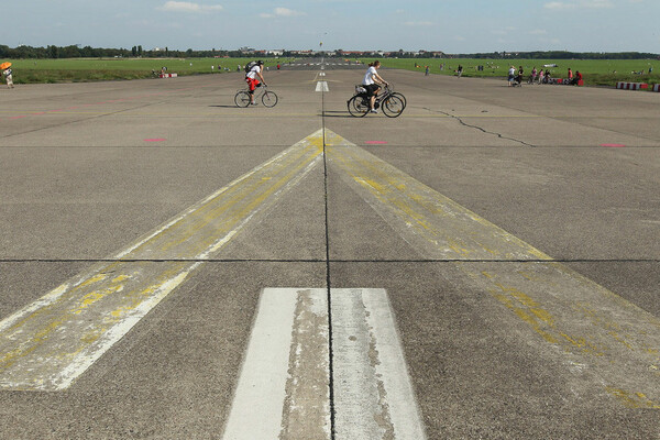 Tempelhof. Το ιστορικό αεροδρόμιο του Βερολίνου μετατρέπεται σε πάρκο.