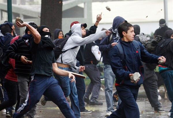 Χιλή. Οι φοιτητές στο δρόμο, τα "κανόνια νερόυ" σε δράση, κι ένας μαύρος Λουκάνικος.