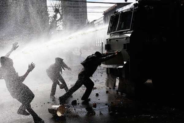 Χιλή. Οι φοιτητές στο δρόμο, τα "κανόνια νερόυ" σε δράση, κι ένας μαύρος Λουκάνικος.