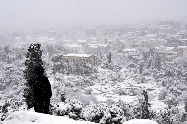 Οι πολιτικές εξελίξεις την εβδομάδα που χιόνισε στην Αθήνα