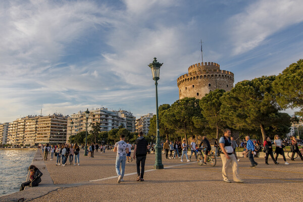 Κορωνοϊός: Σύσκεψη για την αύξηση τάση κρουσμάτων στη Θεσσαλονίκη - Στα 33 έτη ο μέσος όρος ηλικίας
