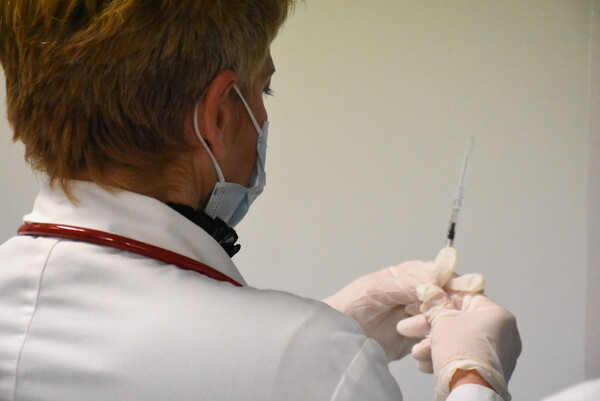 Κορωνοϊός: Η σειρά προτεραιότητας για τον εμβολιασμό - Αναλυτικά η διαδικασία για ραντεβού