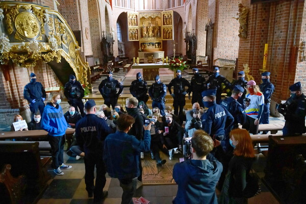Πολωνία: Διαμαρτυρίες σε εκκλησίες για τον νόμο κατά των αμβλώσεων - «We are sick of this»