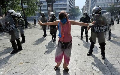 Καρέ-καρέ η "περιποίηση" μιας διαδηλώτριας από τα "αυτοσυγκρατημένα" ΜΑΤ