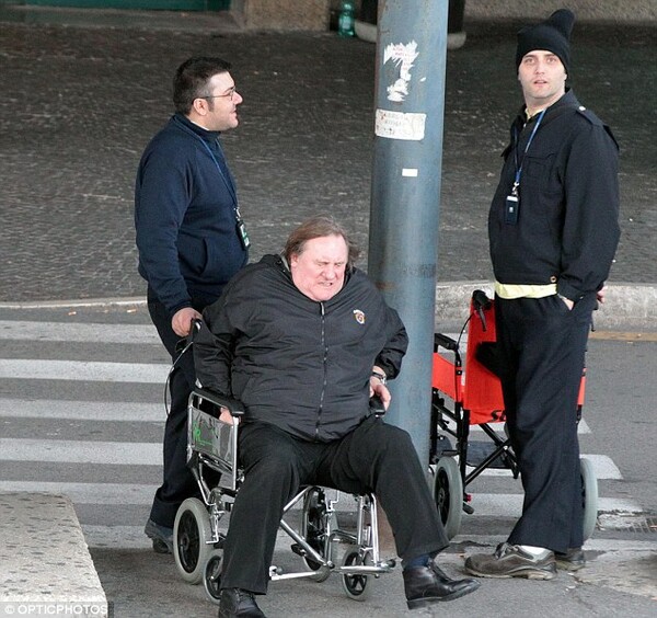 Mε αναπηρικό καροτσάκι έφτασε στη Ρώμη ο Ζεράρ Ντεπαρντιέ