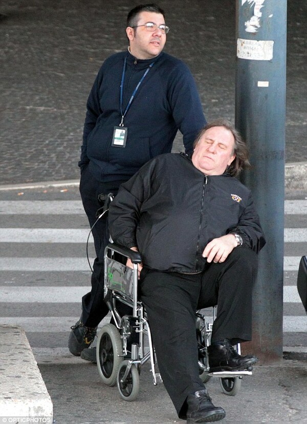 Mε αναπηρικό καροτσάκι έφτασε στη Ρώμη ο Ζεράρ Ντεπαρντιέ