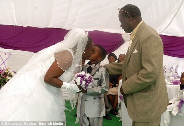 Οκτάχρονος παντρεύτηκε 61χρονη για να φύγουν τα κακά πνεύματα