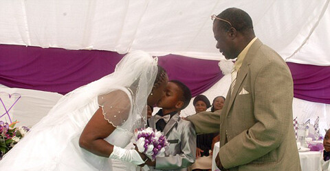 Οκτάχρονος παντρεύτηκε 61χρονη για να φύγουν τα κακά πνεύματα
