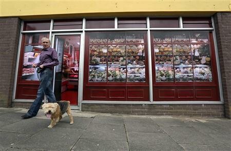 Β. Ιρλανδία: Ζωγραφίζουν τα άδεια καταστήματα για να φαίνονται γεμάτα