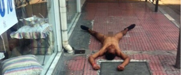 Χτυπημένος γυμνός άνδρας στο πεζοδρόμιο της Βουκουρεστίου