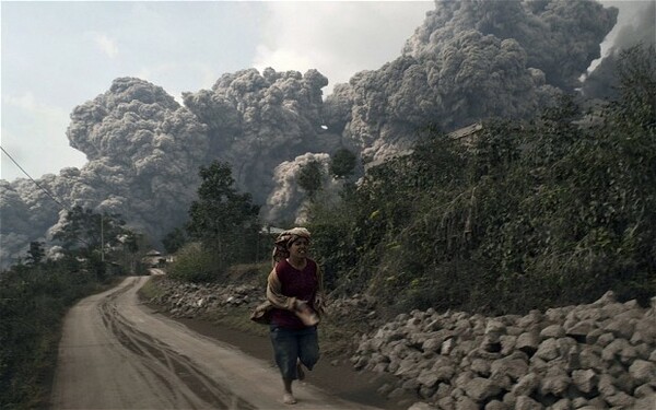 14 νεκροί στην Ινδονησία από έκρηξη ηφαιστείου