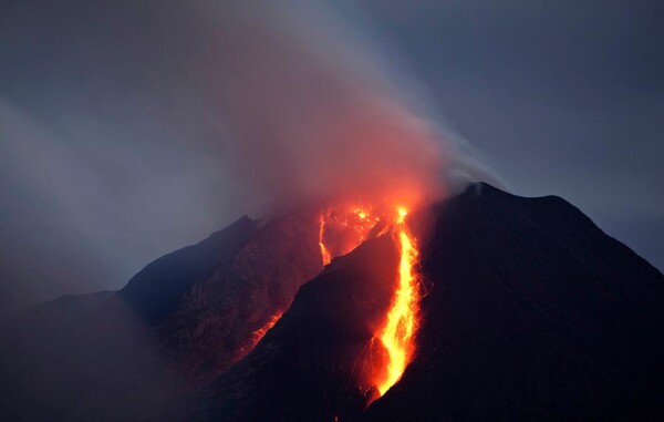 14 νεκροί στην Ινδονησία από έκρηξη ηφαιστείου