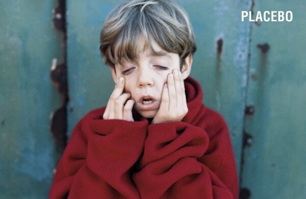 Το παιδί του πρώτου δίσκου των Placebo μηνύει το συγκρότημα