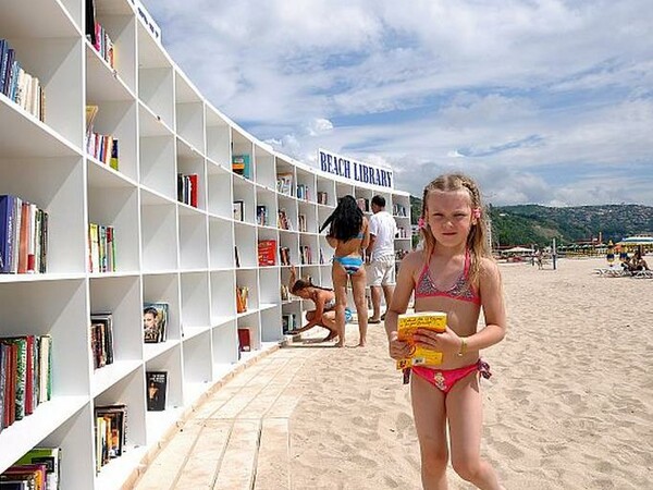 Βιβλιοθήκη σε παραλία της Βουλγαρίας!