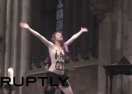 Γυμνή διαμαρτυρία επάνω στην Αγία Τράπεζα του Καθεδρικού της Κολωνίας