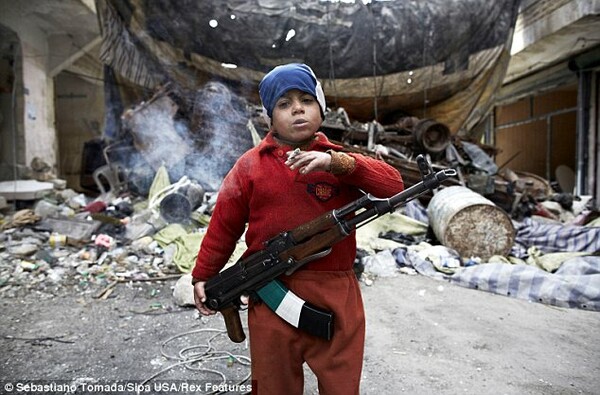 Ο 7χρονος «σκληρός πολεμιστής» της Συρίας
