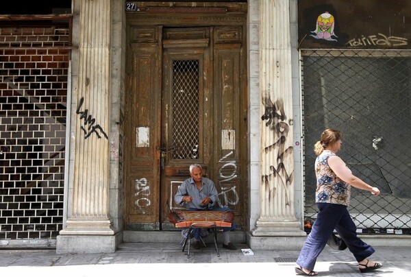 Spiegel: “Η Ελλάδα απειλείται από μαζική φτώχεια”