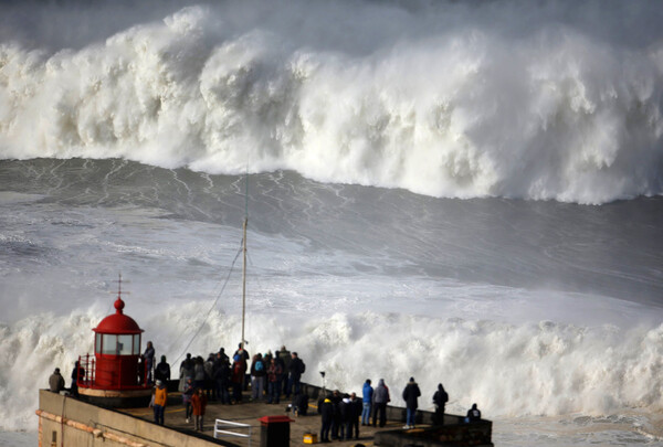 Κύματα «γίγαντες» χτυπούν την Ισπανία
