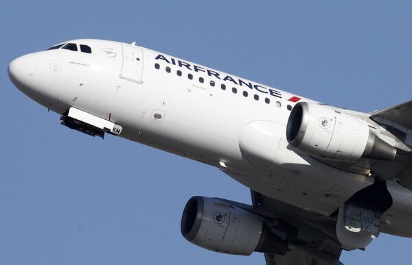 Αμερικανικά μαχητικά συνοδεύουν αεροπλάνο της Air France μετά από απειλητικό τηλεφώνημα
