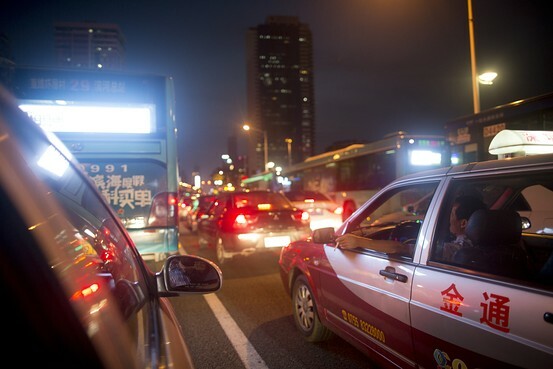 Πρωτοποριακή τιμωρία στην Κίνα για τους οδηγούς που "παίζουν" τα φώτα