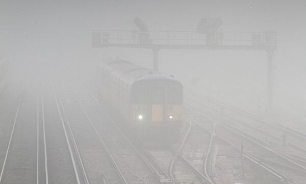 Πυκνή ομίχλη σκέπασε όλη τη Βρετανία - Χάος στα αεροδρόμια από τις ακυρώσεις πτήσεων
